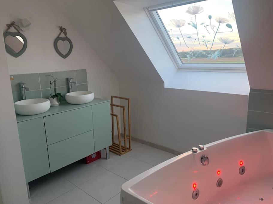 Maison Individuelle, Campagne, 3 Chambres, Baignoire Balneo 2 Places Genech Extérieur photo